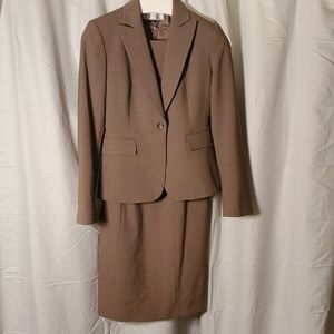 Tahari suit size 2 perfect shape!